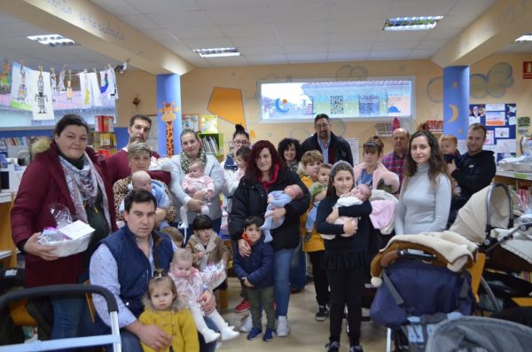 Nacen menos niños, pero cada uno viene al mundo con un libro y el carné de la Biblioteca Municipal para fomentar la lectura.