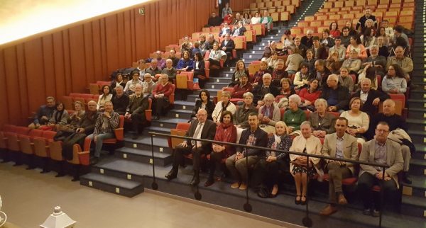 Franceses y corraliegos en el Teatro Municipal, donde se refrendó el hermanamiento