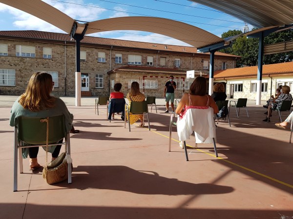 Reunión de profesores en el patio del colegio.
