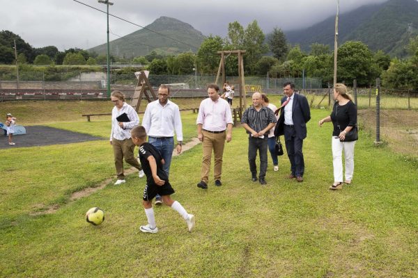 Consejero, alcalde y el resto de autoridades en Bárcena
