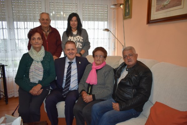 Rosa Varela con la familia y concejales