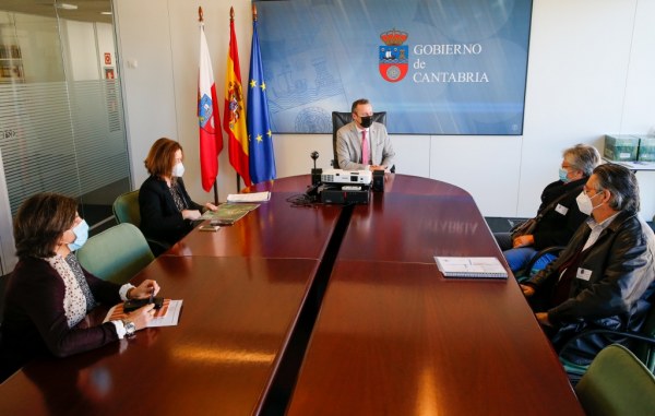 Encuentro entre el consejero de Medio Ambiente y el alcalde de Los Corrales