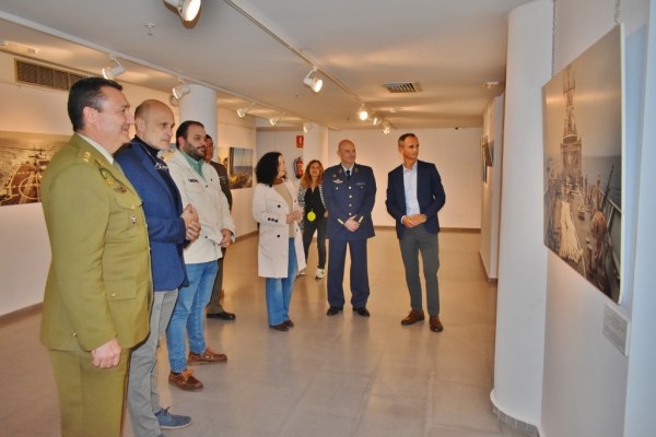Autoridades civiles y militares en la inauguración de la muestra fotográfica