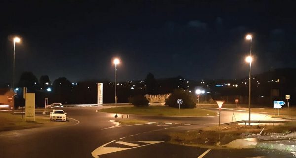 Son una veintena de farolas de la principal entrada desde la autovía al municipio que llevaban apagadas una década