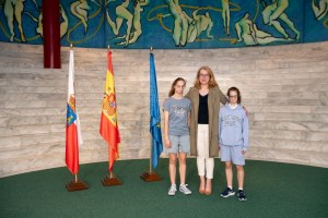 La consejera de Deporte, Eva Guillermina Fernández, recibe a María y Lucía Puente Fernández, campeonas de España Tenis para Sordos
