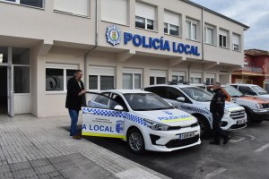El alcalde, Luis Ignacio Argumosa, ha comprobado junto al Jefe policial, Tomás Gutiérrez, las prestaciones del nuevo vehículo