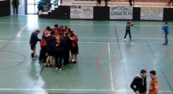 Celebraciones del Casa Paulino Corrales tras el partido.