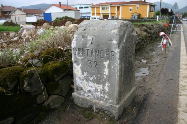 El hito kilométrico de San Mateo antes de ser retirado