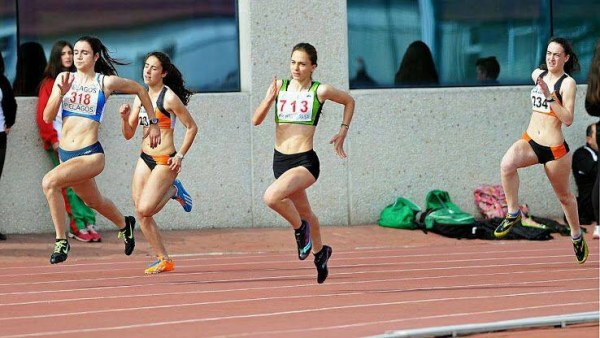  Lara Gómez, en el centro, en el regional de 200