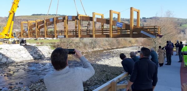 Mucha expectación ante la colocación de la pasarela
