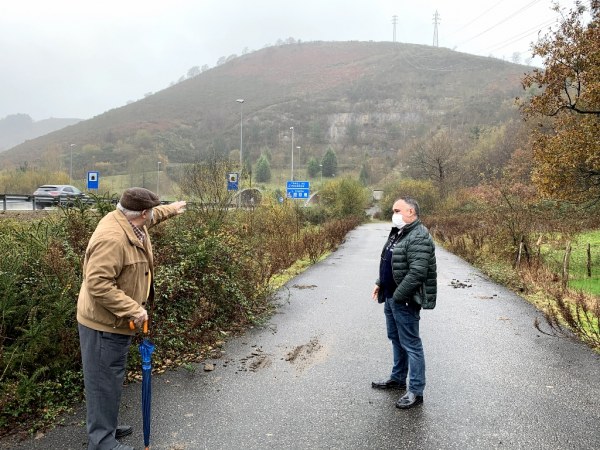 Fernández Viadero y Luis Herrera en la zona de acceso a la autovía