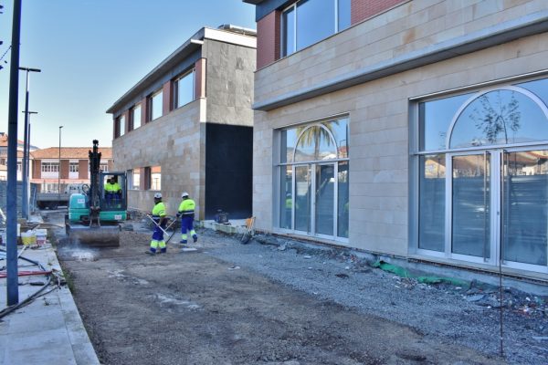 La empresa Siec comenzó ayer jueves las obras de conexión con los nuevos edificios levantados sobre las antiguas escuelas