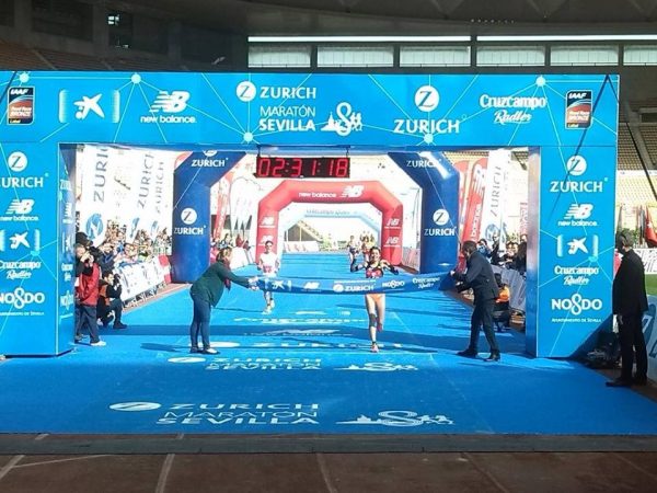 Paula González en la meta de La Cartuja