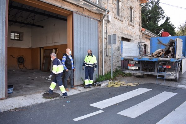 Julio Arranz en las naves de Penías que albergarán la futura sede de Protección Civil