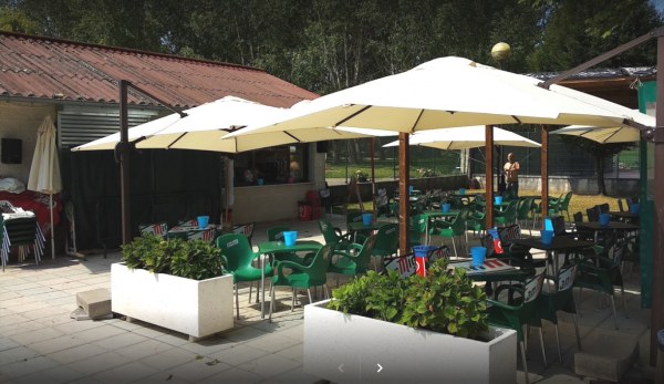 Imagen del bar desde el interior del recinto de la psicina.