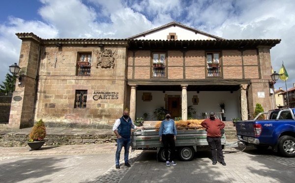 Representantes del Ayuntamiento y empresa