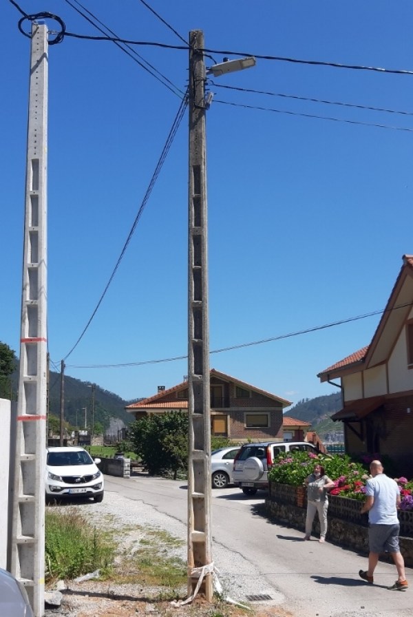 Poste en medio de la calzada en San Mateo