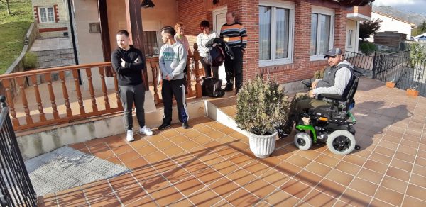 Iván González con su familia en la vivienda del Calero