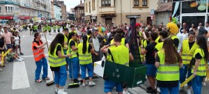 Multitudinario desfile dentro y fuera de la Avenida Cantabria