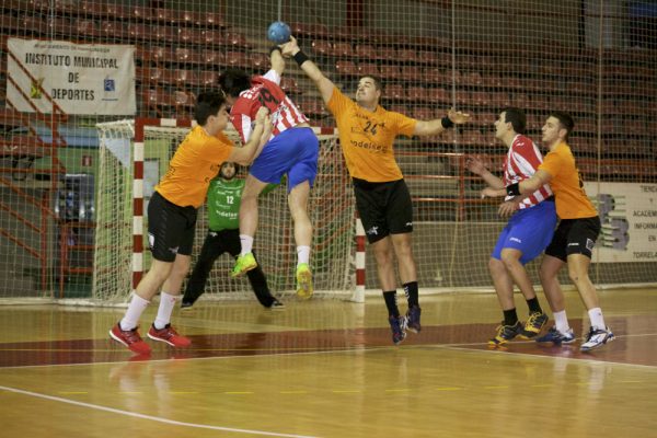  Lombilla lanza ante la oposición de Castillo (Prensa B.M.Torrelavega)