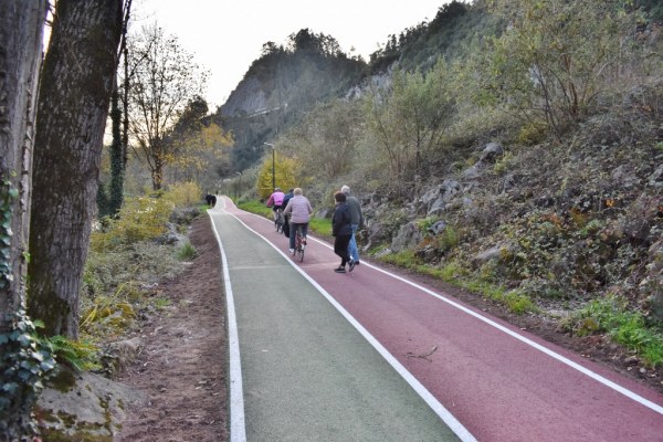 Tras la reparación de los destrozos que causaron las últimas riadas el paseo vuelve a llenarse de paseantes y ciclistas