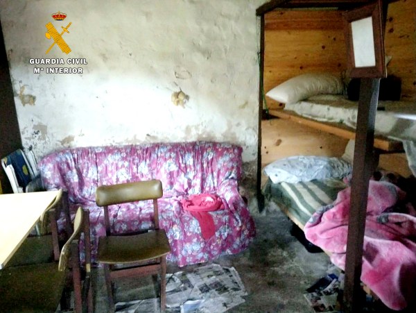 Interior de la cabaña donde estaban alojados.