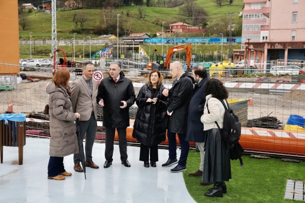 Autoridades en la visita a las obras del centro de Los Corrales