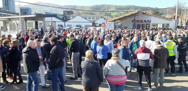 Trabajadores, familiares y vecinos se concentraron en la portería de las instalaciones corraliegas en apoyo a la "difícil situación" que atraviesa Zona Franca en Barcelona