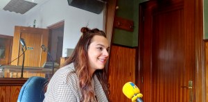 Lara Aguado en los estudios de Radio Valle de Buelna.