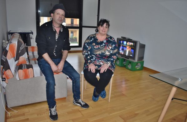 Meli Meñaca y Luis Ángel Aguado en su vivienda de Arenas de Iguña