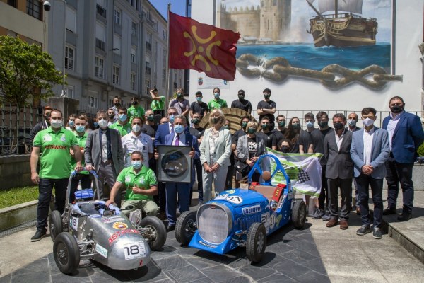 Recepción de los equipos en la sede del Gobierno regional