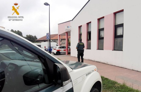 Guardia Civil en el centro de salud María Fernández Pérez - Rasilla.