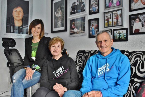 Noelia, Chema y Maruja en el salón, junto a una fotografía de Almudena