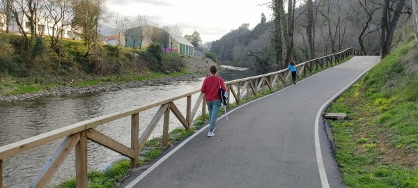Paseo por el parque de La Viesca, junto al río Besaya