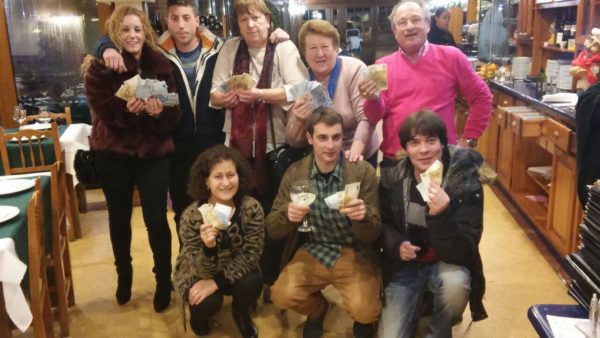 De pie por la izquierda, finalistas. De rosa y agachados parejas tercera y cuarta.
