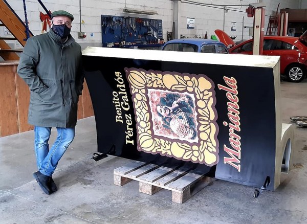 El alcalde de Cartes, Agustín Molleda, apoyado en el nuevo banco en forma de libro aún en los almacenes municipales