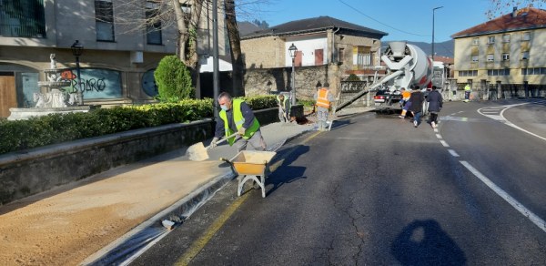 La Concejalía de Obras ha comenzado por un tramo de la Avenida Cantabria, sustituyendo la baldosa tradicional para utilizar hormigón impreso