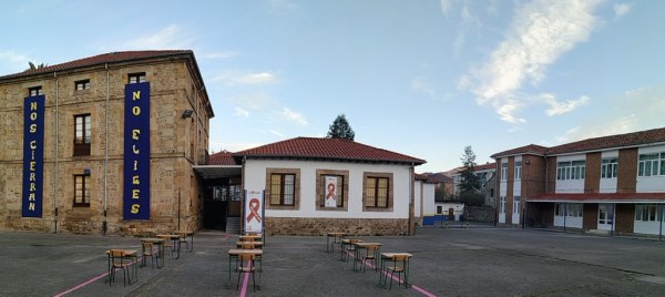 Acto simbólico en el patio del Bloque A de La Salle