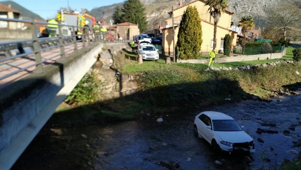 El coche en el cauce del río Mortera
