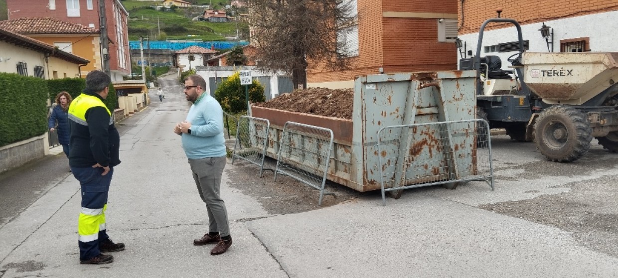 Alfredo Casanova visitando las obras en La Cuesta