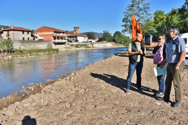Visita de Argumosa y Arranz al cauce del río Besaya en Somahoz