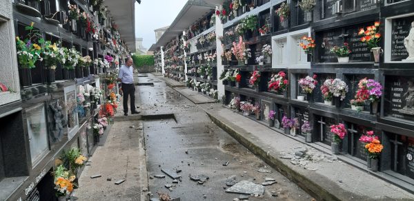 El parroco comprobó lo daños en el cementerio