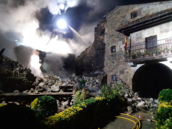 Cuadra incendiada anexa a la vivienda.