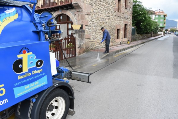 Desinfección y limpieza de calles en Los Corrales