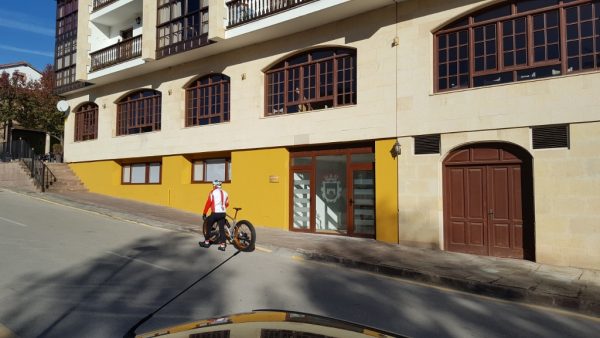 Entrada a los locales de la bajada al Ansar