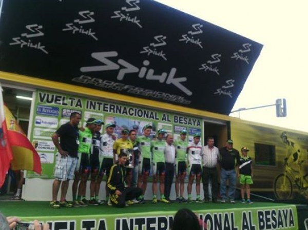  El Bathco Team en el podium