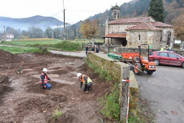 Javier Marcos y  Lino Mantecón trabajando en la necrópolis de San Juan de Raicedo