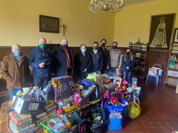 Momento de la entrega de juguetes.