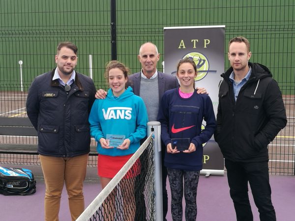 Finalistas femeninas junto a organizadores y autoridades