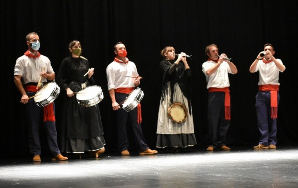 Piteros y piteras unidas en una actuación conjunta